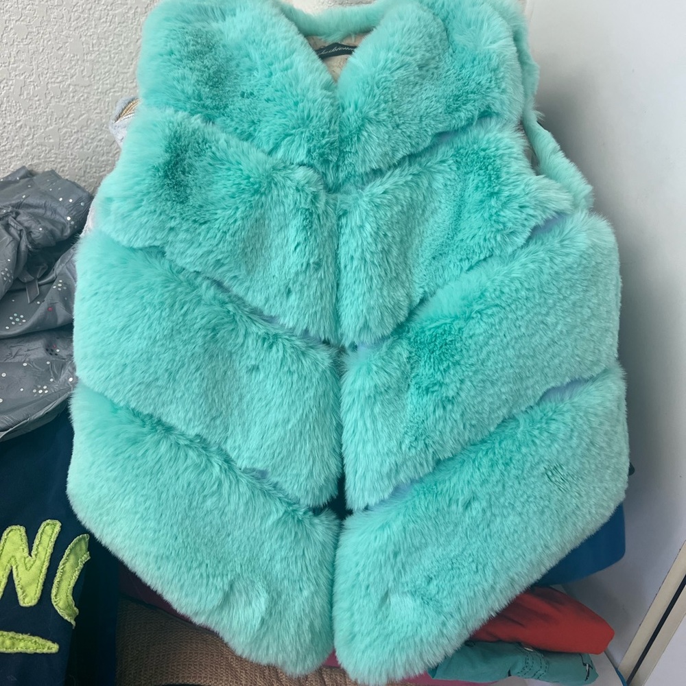 Kids faux fur vest cozy furry warm new - Picture 3 of 7